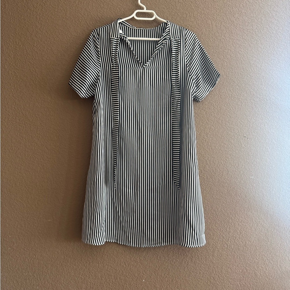MITTOSHOP black and white pin striped neck tie tunic dress with short sleeves